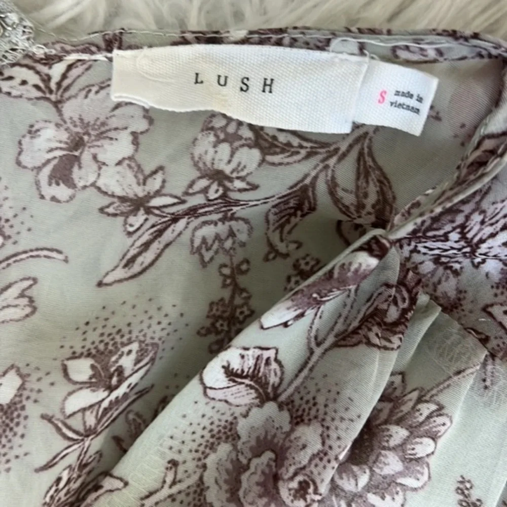 LUSH FLORAL‎ ROMPER - Picture 4 of 7